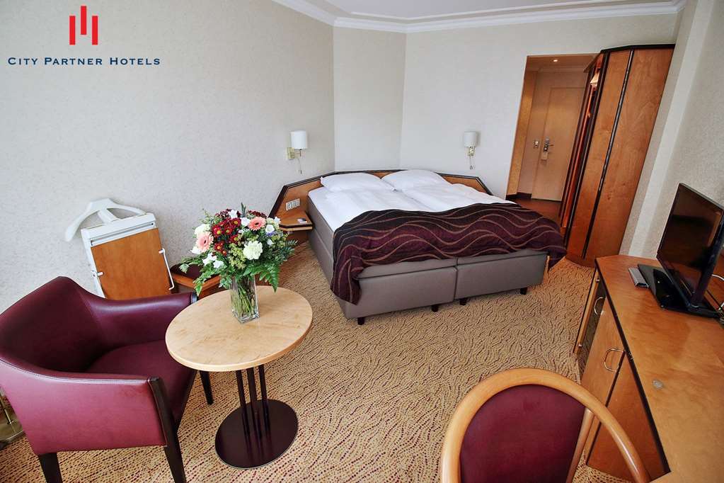 Hotel Senator Hamburg Room photo